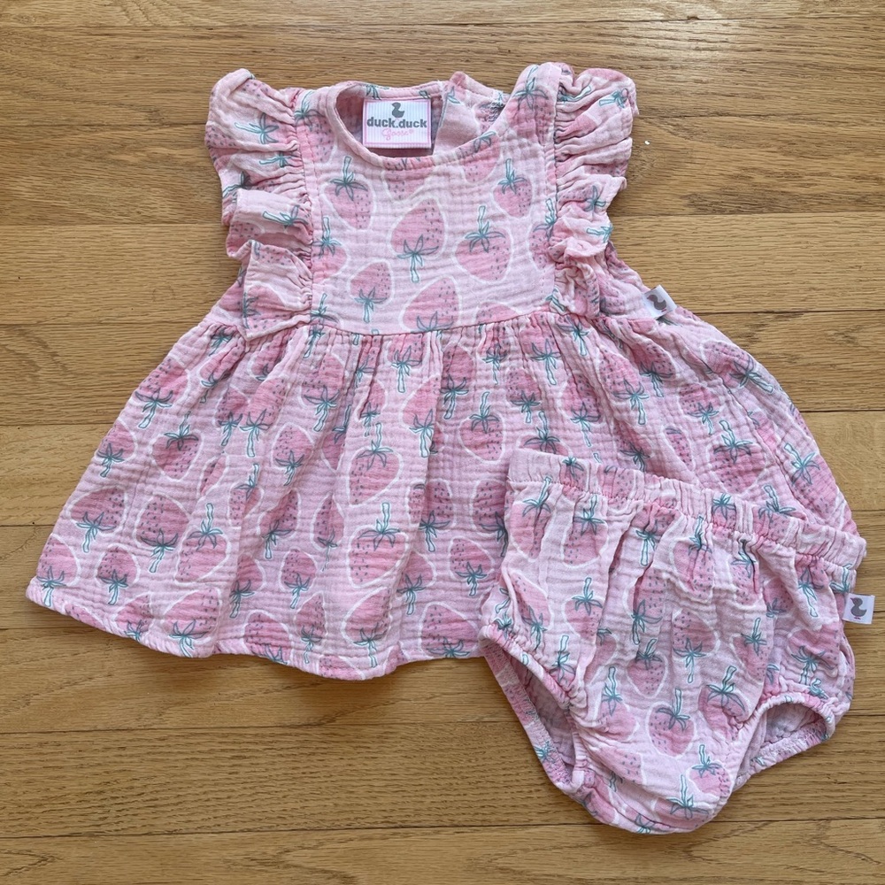 DUCK DUCK GOOSE EUC 100% Cotton Muslin Strawberry Bloomer Set